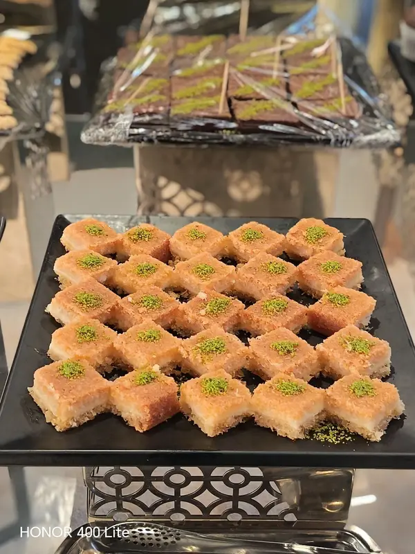 استراحة القهوة — طاولة كوفي بريك مع مشروبات ساخنة