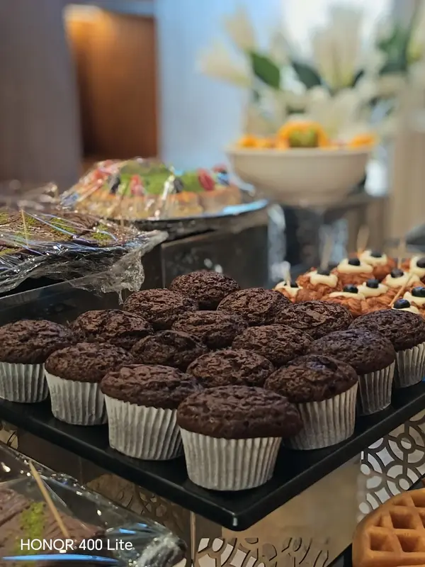 استراحة القهوة — معجنات فاخرة وكعك بتنسيق أنيق