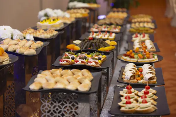 طاولة كوفي بريك كاملة الإعداد مع سكب القهوة
