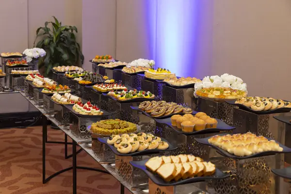 أكواب قهوة مرتبة مع طبق معجنات في الكوفي بريك
