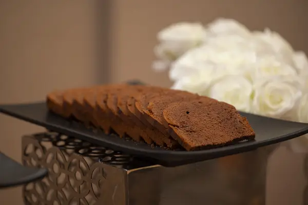 طاولة كوفي بريك مزينة بوردة طازجة وشموع صغيرة
