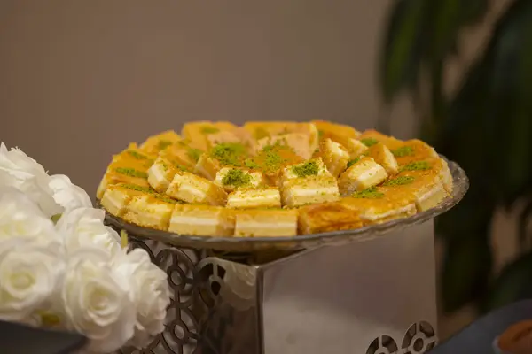 سكب القهوة الساخنة في كوب بورسلين أبيض