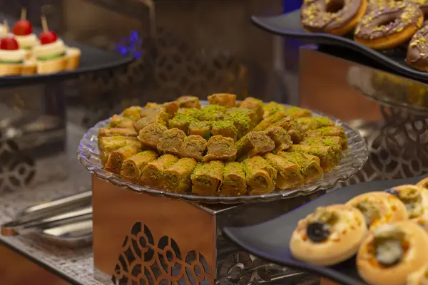 تارت ليمون وتارت شوكولاتة في كوفي بريك لحفل عمل