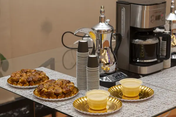 شاي أخضر وعشبي مع أصابع البسكويت الإنجليزي