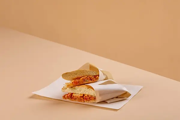 ساندويش تونة حار