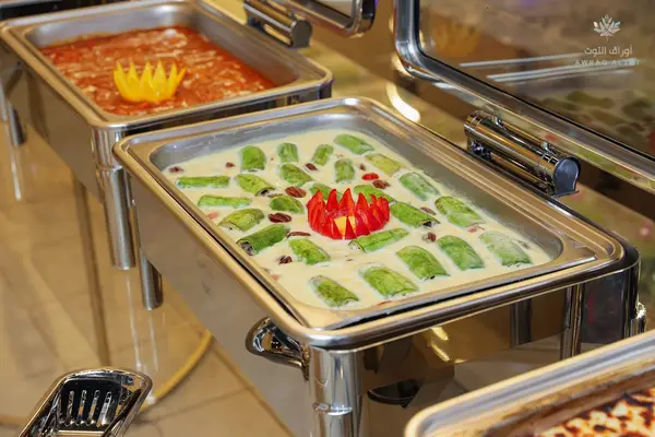 نظرة قريبة على أطباق البوفيه VIP مع الأرز والمرق