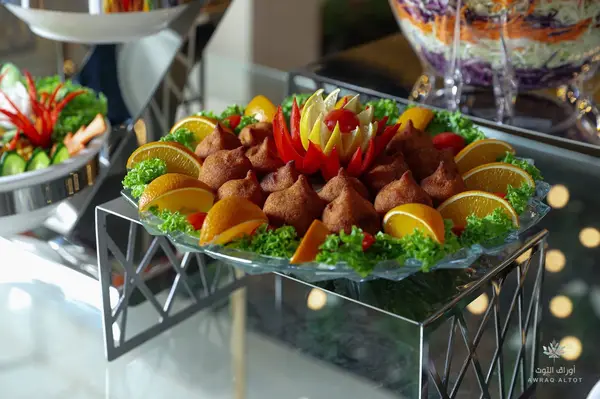 كرواسون ورغيف خبز في ركن الخبز ببوفيه VIP