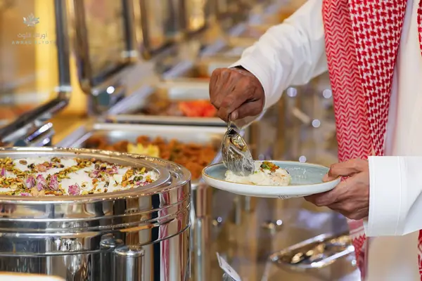 ركن الفاكهة الطازجة والمجففة في بوفيه VIP الفاخر