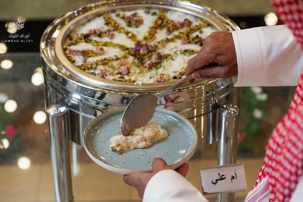 إضاءة خافتة وطاولات بوفيه VIP في حفل ليلي خارجي