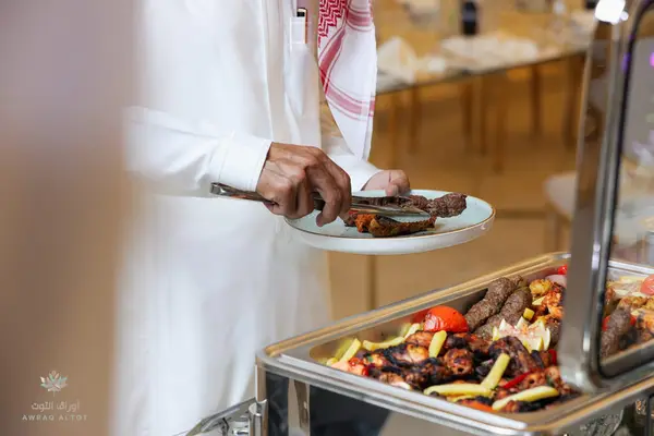 بوفيه VIP في حديقة فندقية مع كراسي بيضاء فاخرة